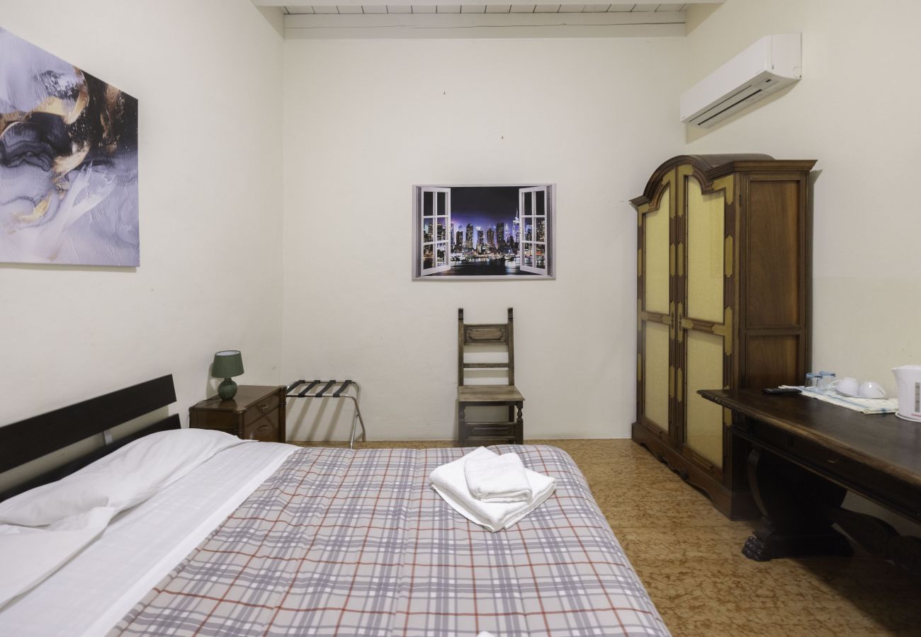 Rent by room in Bologna - Stanza Vespucci, Bologna By Short Holidays