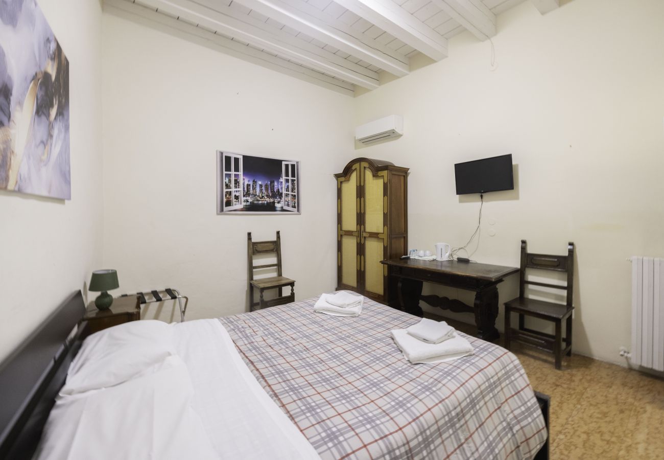 Rent by room in Bologna - Stanza Vespucci, Bologna By Short Holidays