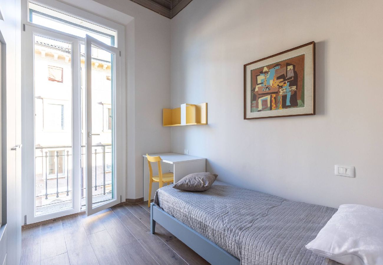 Apartment in Bologna - Indipendenza, Bologna By Short Holidays