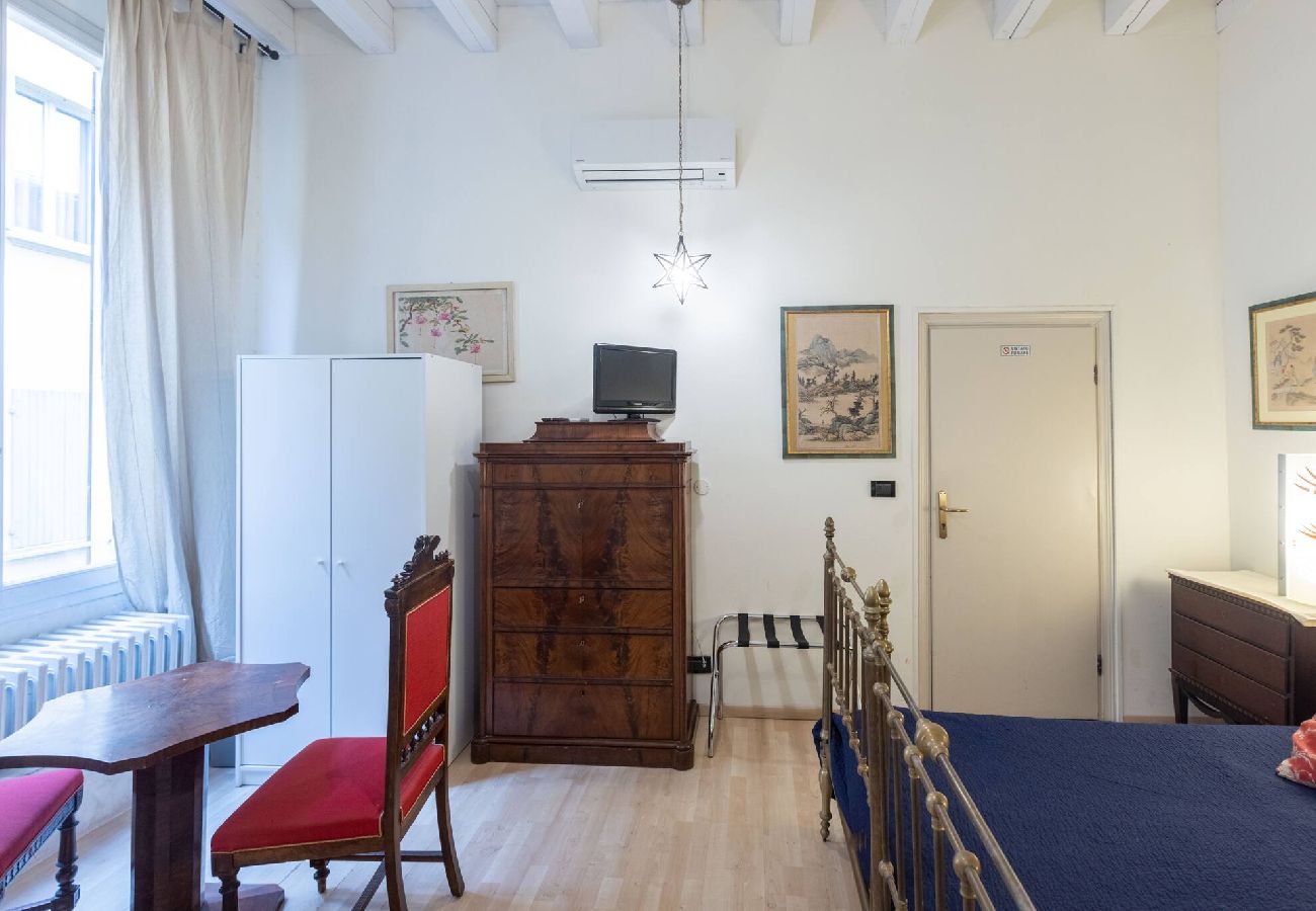 Rent by room in Bologna - Stanza Marco Polo, Bologna By Short Holidays