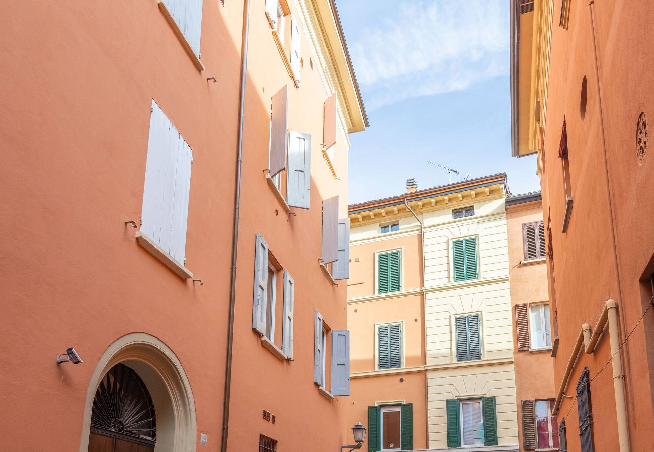 Apartment in Bologna - Garisenda, Bologna By Short Holidays