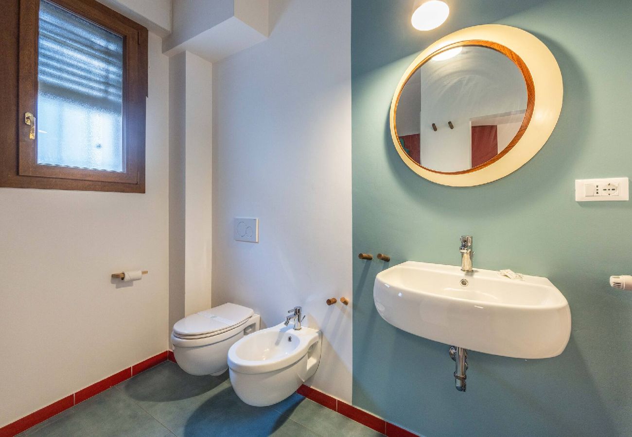 Rent by room in Bologna - Stanza Quadri, Bologna
