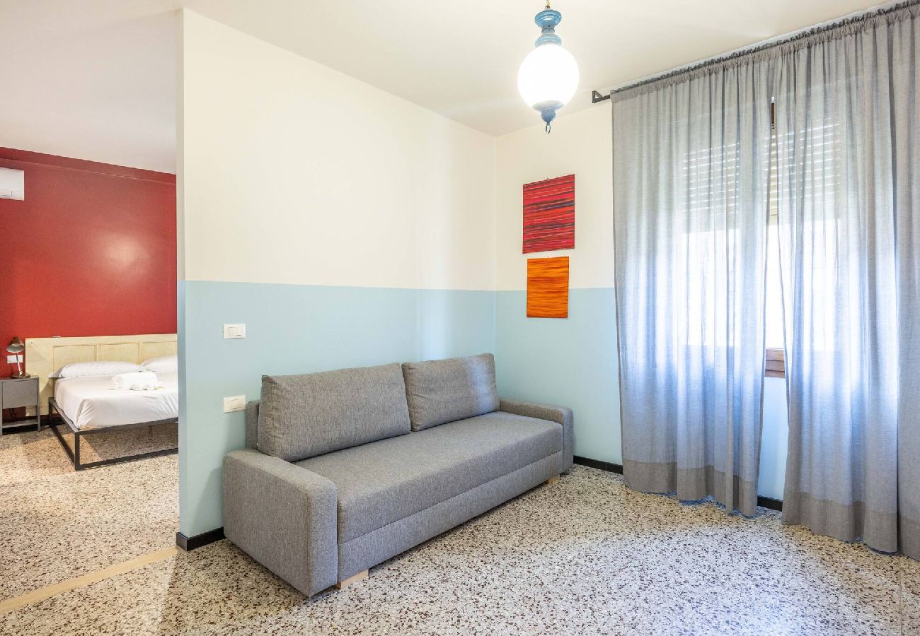 Rent by room in Bologna - Stanza Fiori, Bologna by Short Holidays