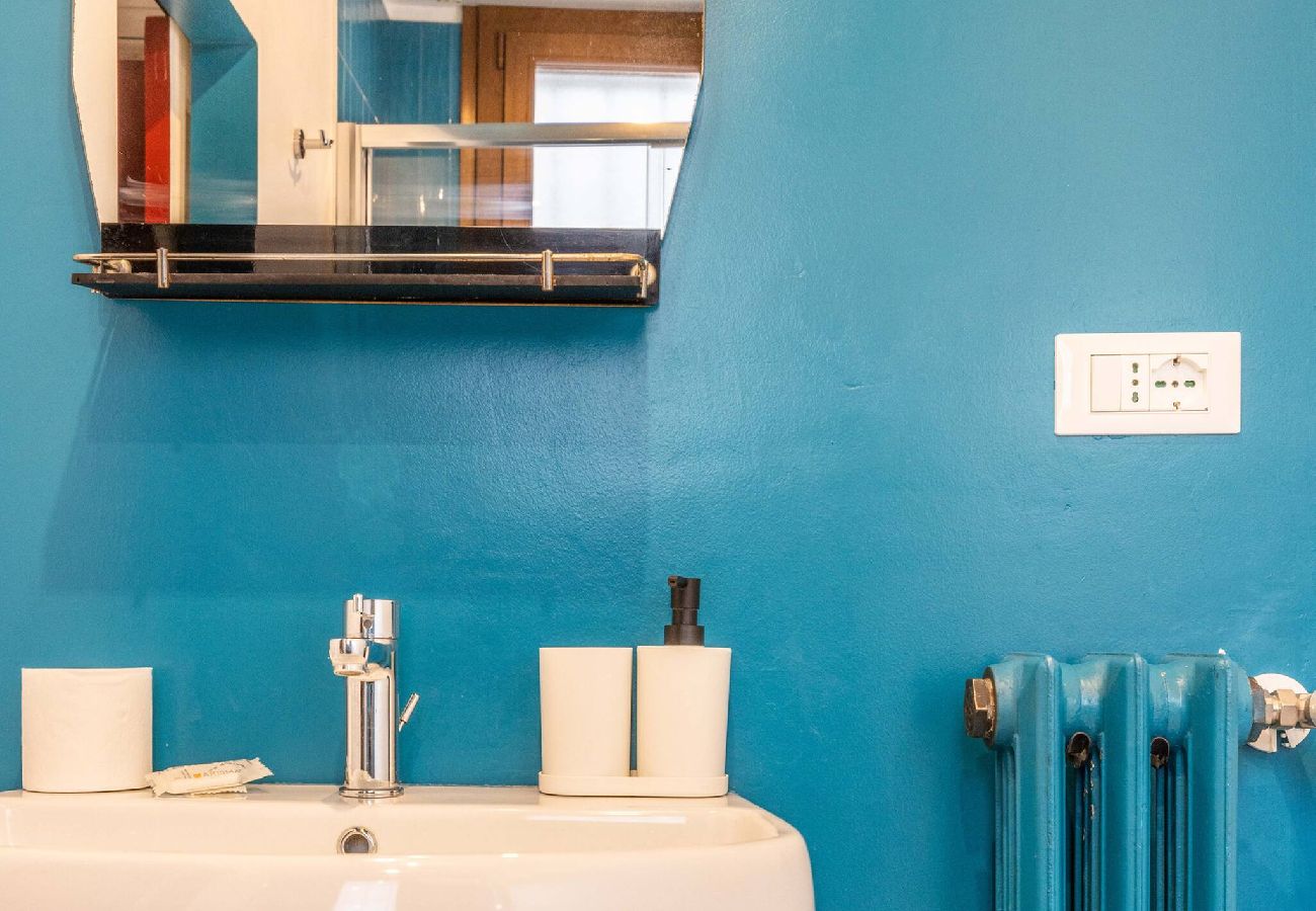 Rent by room in Bologna - Stanza Fiori, Bologna by Short Holidays